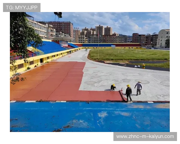 夜间田径赛首次试行，灯光效果获好评，夜晚田径场跑道照片