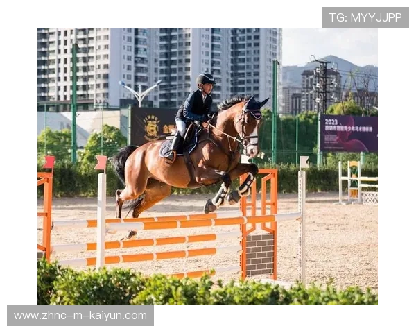 美国骑手艾丽西亚·伯杰和凯特·福夸在巴黎青少年马术比赛中表现出色,获得多项荣誉。 美国骑手艾丽西亚·伯杰和凯特·福夸在巴黎青少年马术比赛中表现出色,获得多项荣誉。